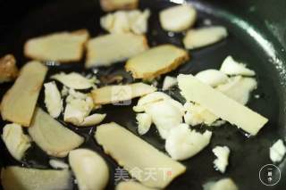 黑胡椒干锅虾一厨作铸铁锅版的做法步骤：3