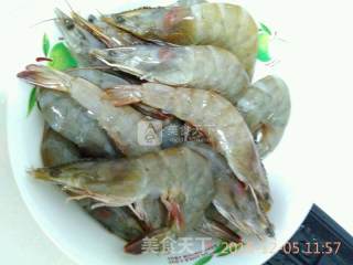 蒜苔油焖虾的做法步骤：1