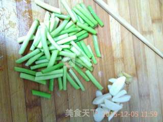 蒜苔油焖虾的做法步骤：2