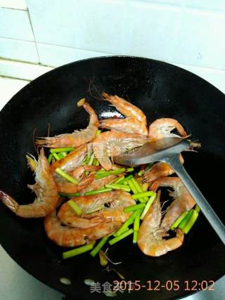 蒜苔油焖虾的做法步骤：3