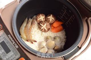 锅巴海鲜饭的做法步骤：2