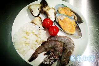 【芸芸小厨】泰国开胃汤——冬阴功海鲜汤的做法步骤：1