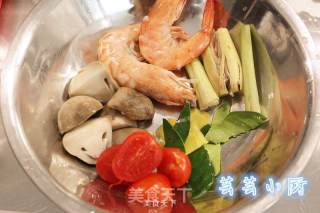 【芸芸小厨】泰国开胃汤——冬阴功海鲜汤的做法步骤：2
