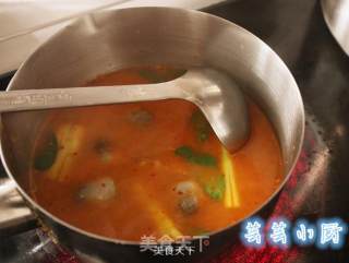 【芸芸小厨】泰国开胃汤——冬阴功海鲜汤的做法步骤：4