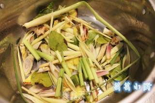 【芸芸小厨】泰国开胃汤——冬阴功海鲜汤的做法步骤：3