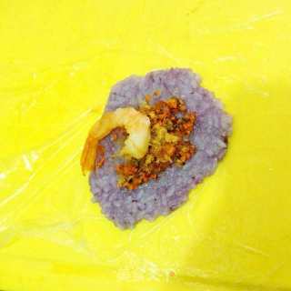 虾仁紫薯饭团的做法步骤：4