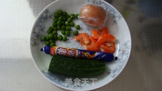 鲜虾火腿豌豆蛋炒饭的做法步骤：1