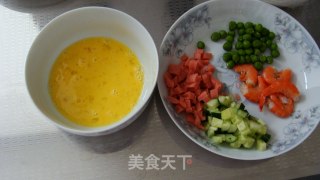 鲜虾火腿豌豆蛋炒饭的做法步骤：2