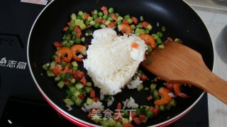 鲜虾火腿豌豆蛋炒饭的做法步骤：8