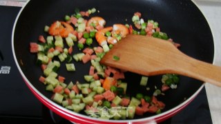 鲜虾火腿豌豆蛋炒饭的做法步骤：7