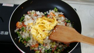 鲜虾火腿豌豆蛋炒饭的做法步骤：12