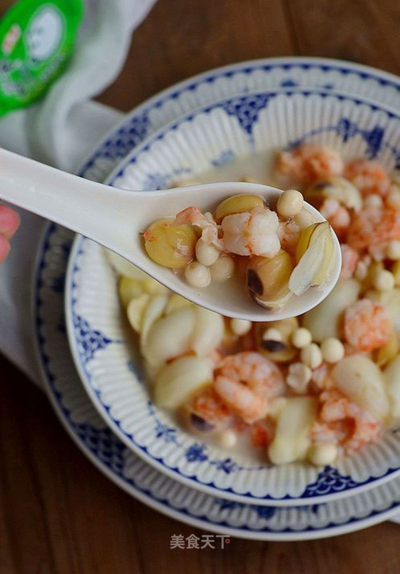 【薏米莲子鲜虾煲】过年来一勺奶香浓郁的暖身汤菜的做法