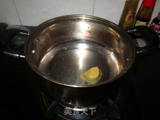 【薏米莲子鲜虾煲】过年来一勺奶香浓郁的暖身汤菜的做法步骤：3