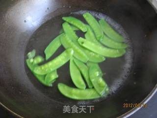 菠萝荷兰豆炒虾的做法步骤：1