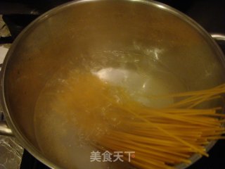 魚子奶油蝦意粉 Pasta in Fish Roe Cream Sauce .的做法步骤：15