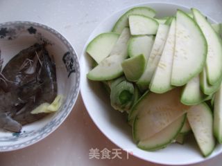 美味简单小菜---西葫芦虾的做法步骤：3
