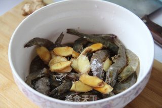 极其美味简单的砂锅虾粥的做法步骤：2