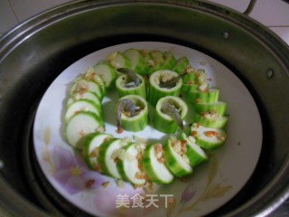 滚龙丝瓜——蒜蓉蒸丝瓜别样吃的做法步骤：5