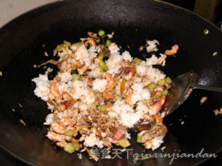 海鲜炒饭--剩饭利用的做法步骤：5