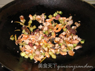 海鲜炒饭--剩饭利用的做法步骤：4