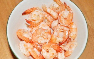 夏日捞汁菜——泰式银耳虾的做法步骤：1