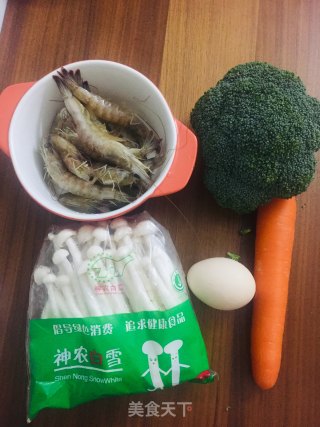西兰花红萝卜菌菇虾仁汤的做法步骤：1