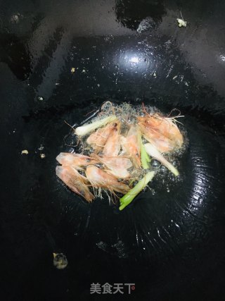 西兰花红萝卜菌菇虾仁汤的做法步骤：3
