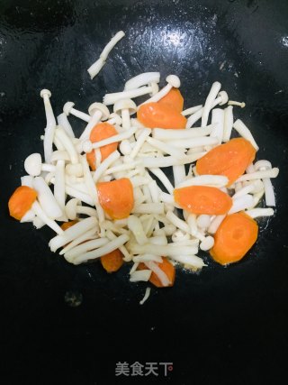 西兰花红萝卜菌菇虾仁汤的做法步骤：4