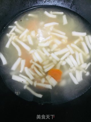西兰花红萝卜菌菇虾仁汤的做法步骤：5