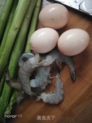 鸡蛋鲜虾炒芦笋的做法步骤：1