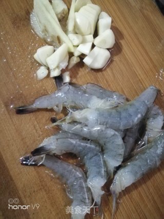 五花肉鲜虾焖豆腐的做法步骤：2