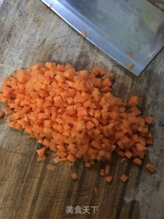 红萝卜玉米炒虾仁的做法步骤：3