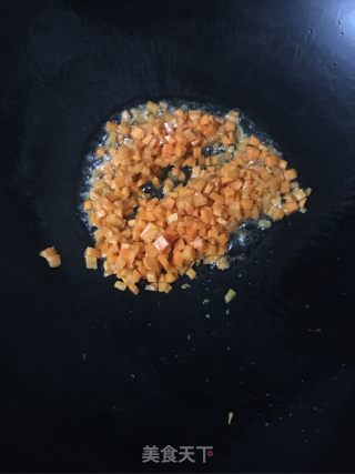 红萝卜玉米炒虾仁的做法步骤：5