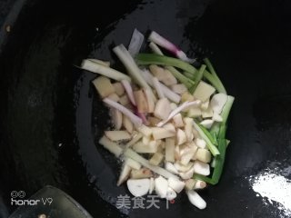 下酒菜排骨鲜虾焖炒土豆的做法步骤：5