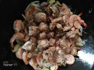下酒菜排骨鲜虾焖炒土豆的做法步骤：7