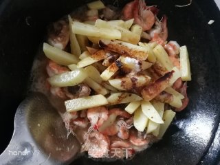 下酒菜排骨鲜虾焖炒土豆的做法步骤：8