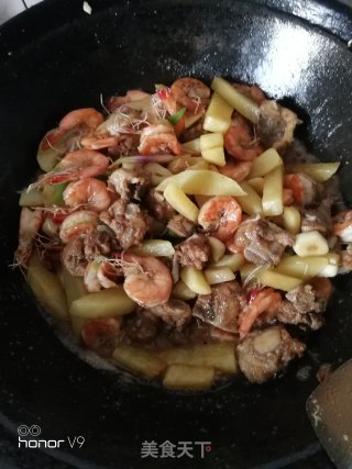 下酒菜排骨鲜虾焖炒土豆的做法步骤：9