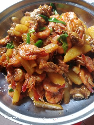 下酒菜排骨鲜虾焖炒土豆的做法步骤：12