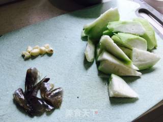 海鲜丝瓜焖粉条的做法步骤：2