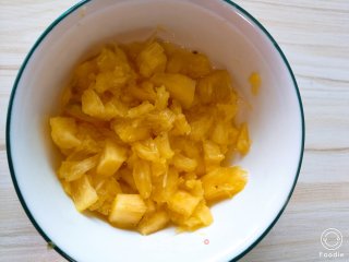 菠萝两吃—“菠萝炒饭、菠萝糯米饭”的做法步骤：2