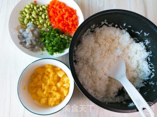 菠萝两吃—“菠萝炒饭、菠萝糯米饭”的做法步骤：3