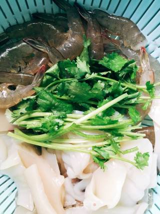 清雅海鲜砂锅粥的做法步骤：1