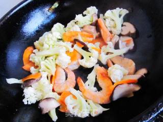 海虾炒有机花菜的做法步骤：4