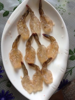 蝴蝶杏仁虾的做法步骤：1