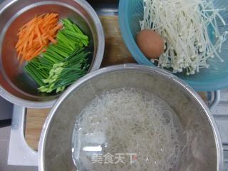 五彩炒米的做法步骤：1