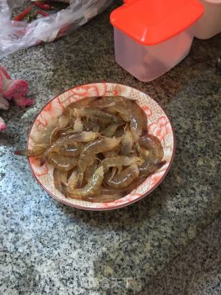 辣椒炒虾的做法步骤：1