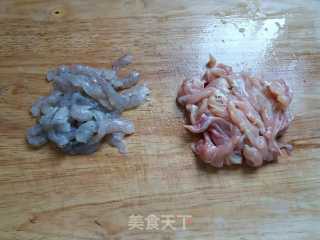 【广东】鲜虾鸡肉砂锅粥的做法步骤：2
