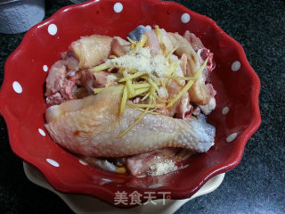 鲜虾土鸡砂锅粥的做法步骤：2