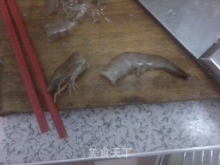 微波炉土豆泥芝士烤虾的做法步骤：1