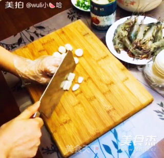 马蹄韭菜虾仁饺的做法步骤：2